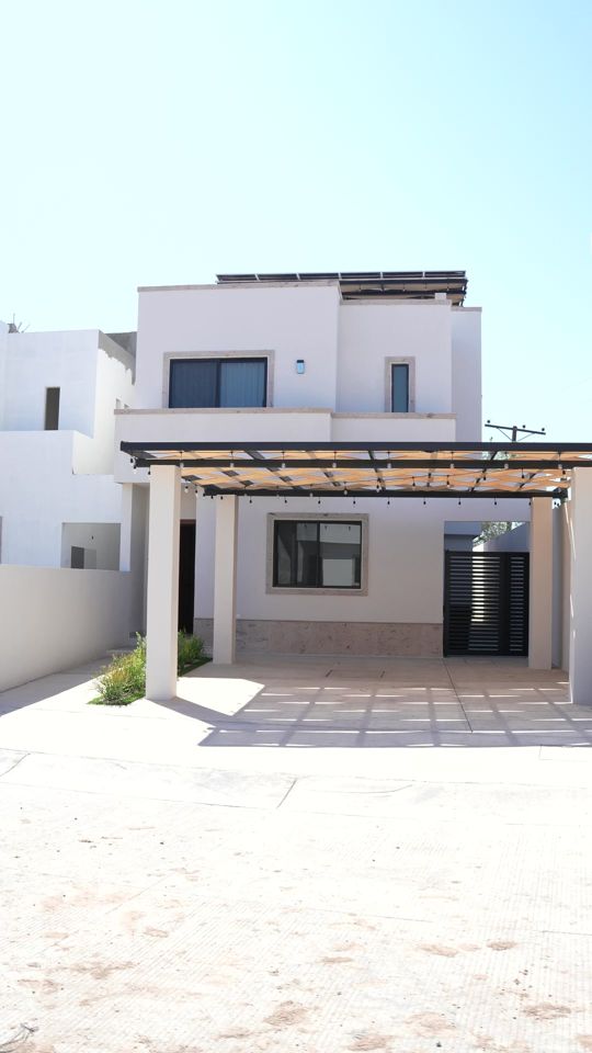Fachada con pérgola