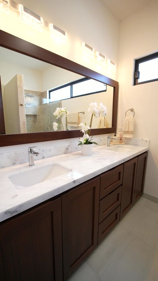 Baño con doble lavabo