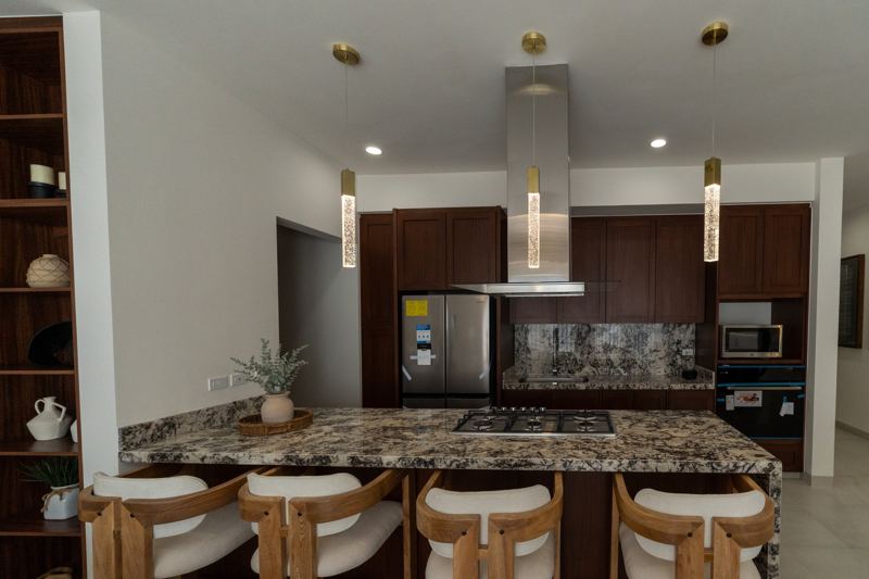 Cocina con isla de la casa muestra de Seaside Villas