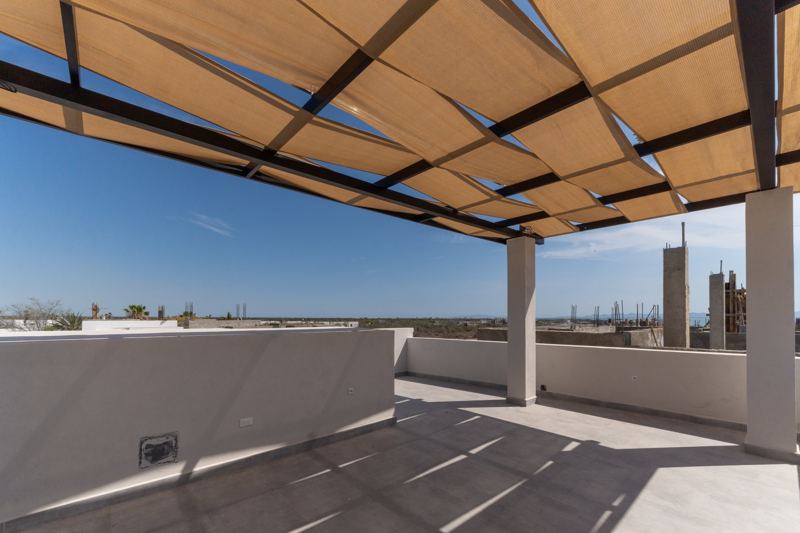 Rooftop privado con pérgola de la casa muestra