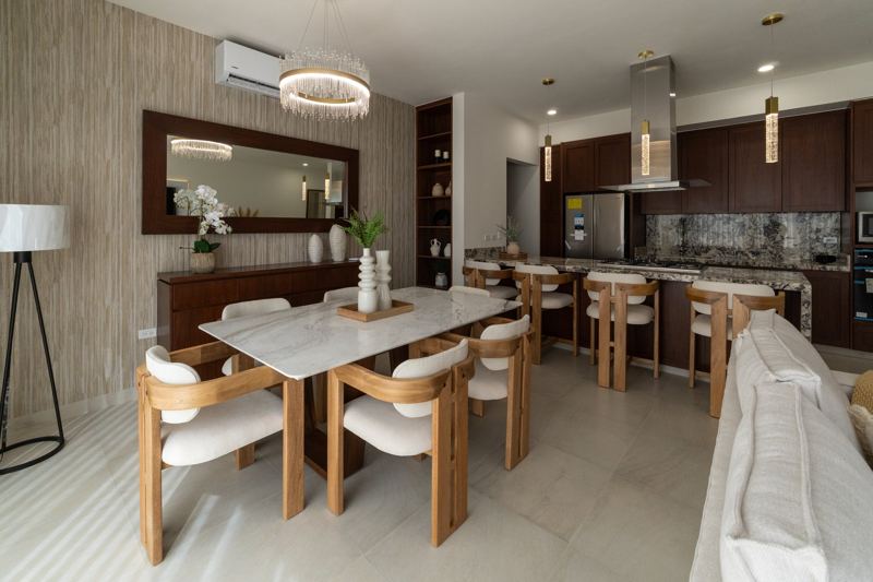 Comedor y cocina de la casa muestra