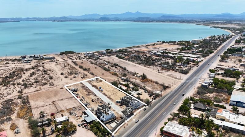 Vista aérea de la obra en El Centenario con la bahía de La Paz